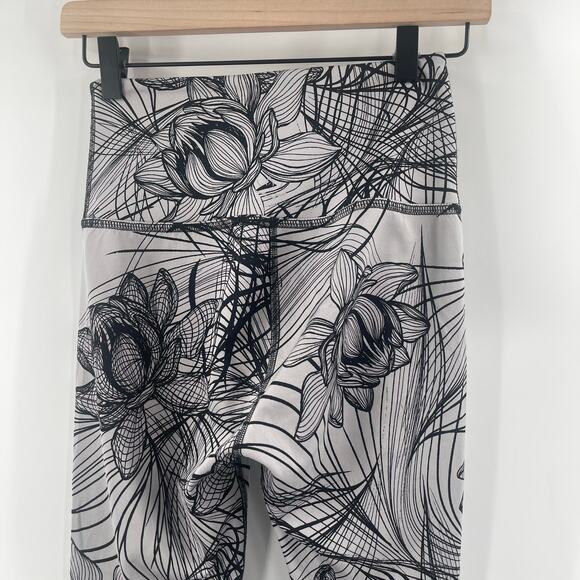 BEYOND YOGA Leggings Small Abstract Floral Gray  High Waist Flip It & Reverse It - Picture 8 of 10